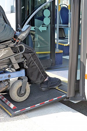 L’accessibilité aux personnes en situation de handicap est une priorité : aménagement des arrêts, véhicules adaptés et service de transport en porte à porte, Synchro Access. Entre 2014 et 2019, 183 quais bus ont été aménagés pour être accessibles, soit près de 70% des quais bus.
