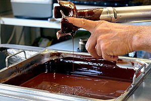 Dégustez du chocolat à la chocolaterie des Bauges ou participez à un cours de pâtisserie © ac. colomb
